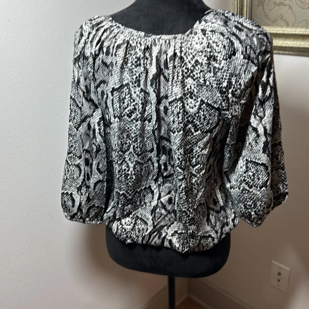 Ellen Tracy snake print split collar ties elastic waist 3/4 sleeves top blouse M